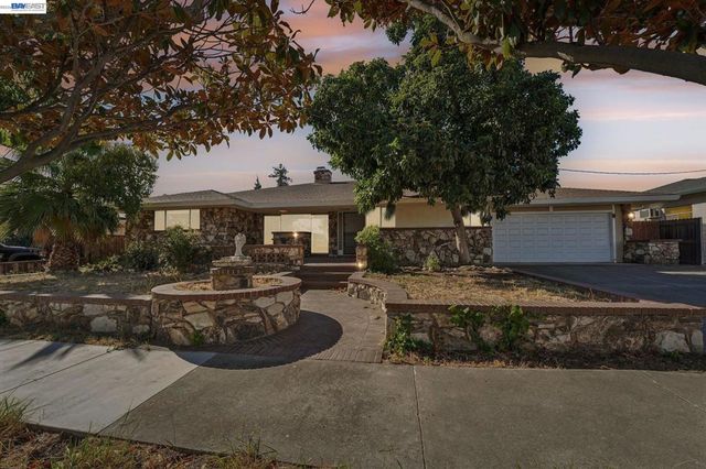 214 Redondo Dr, Pittsburg, CA 94565