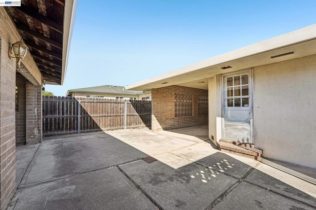 214 Redondo Dr, Pittsburg, CA 94565