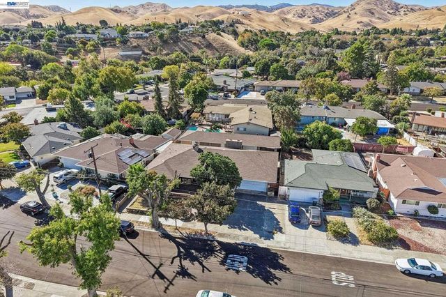 214 Redondo Dr, Pittsburg, CA 94565