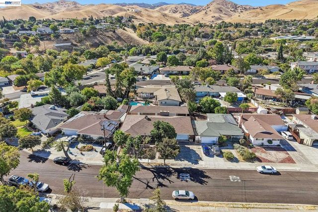 214 Redondo Dr, Pittsburg, CA 94565