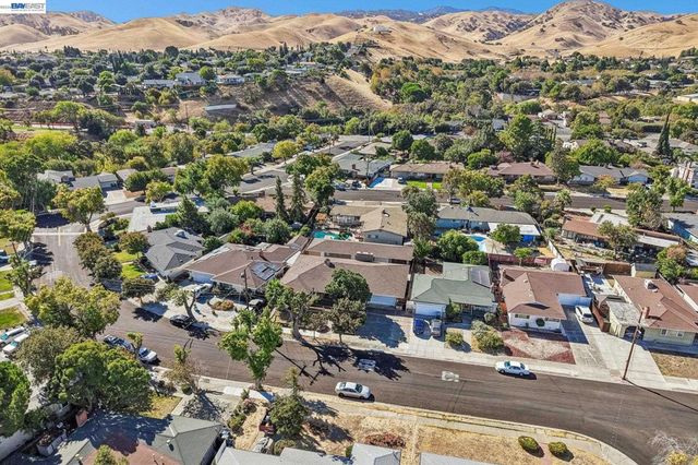 214 Redondo Dr, Pittsburg, CA 94565