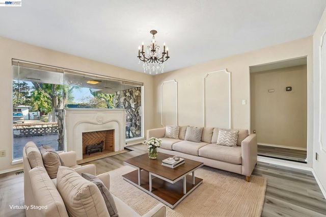 214 Redondo Dr, Pittsburg, CA 94565