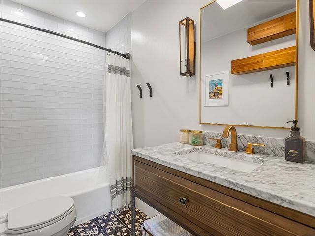 10240 Camarillo Street 208, Toluca Lake, CA 91602