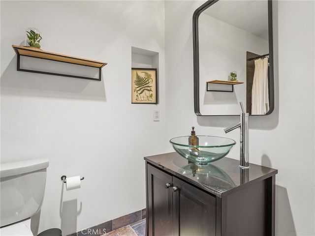 10240 Camarillo Street 208, Toluca Lake, CA 91602