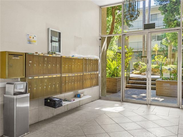 10240 Camarillo Street 208, Toluca Lake, CA 91602