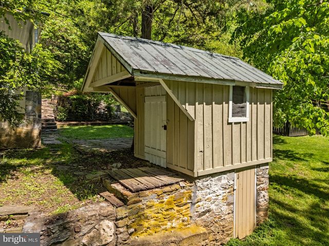 12707 FURNACE MOUNTAIN RD, Lovettsville, VA 20180