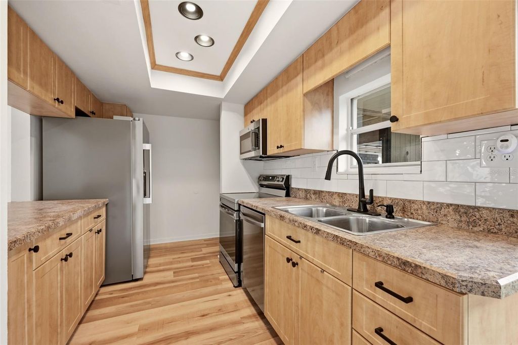 Image 8 of property listing at 7906 TANGERINE DRIVE, Tampa, FL 33637