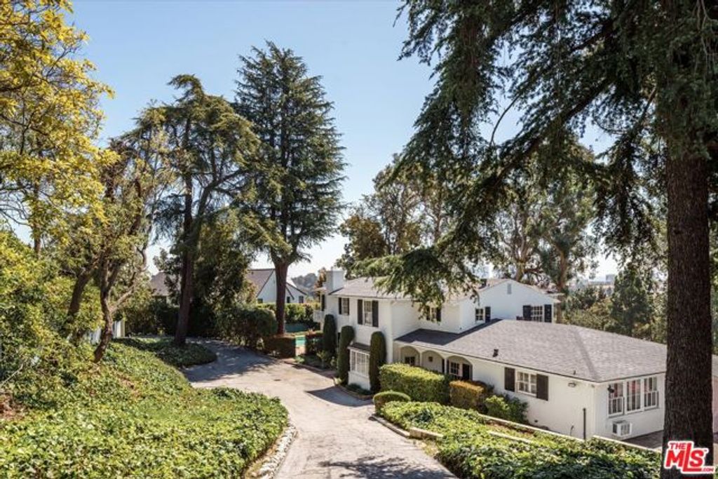 10810 Ambazac Way, Los Angeles, CA 90077