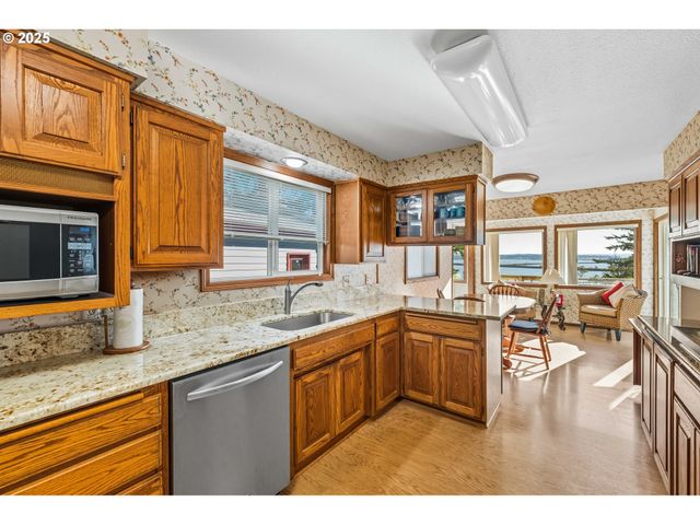 93446 OSPREY Ln, North Bend, OR 97459