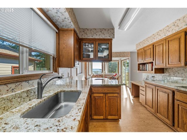93446 OSPREY Ln, North Bend, OR 97459