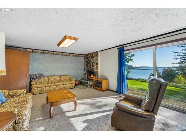 93446 OSPREY Ln, North Bend, OR 97459