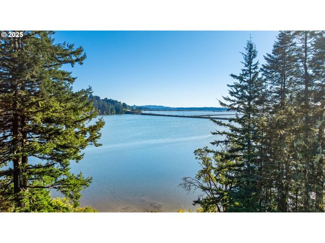 93446 OSPREY Ln, North Bend, OR 97459