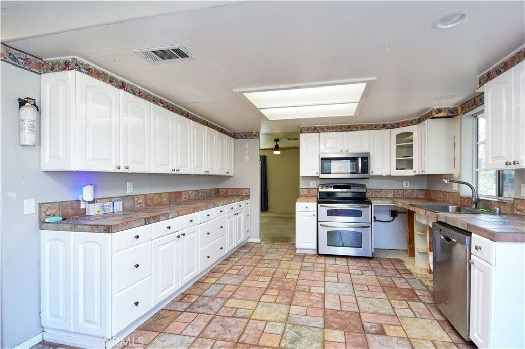 Image 10 of property listing at 40520 Lake Riverside, Aguanga, CA 92536