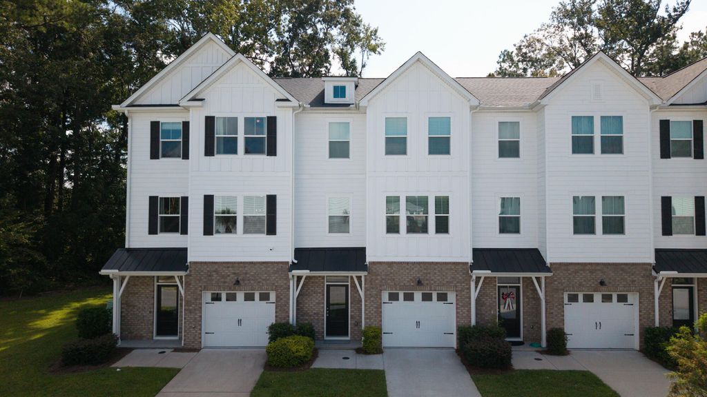 Image 2 of property listing at 5200 New Palm Court, Summerville, SC 29485