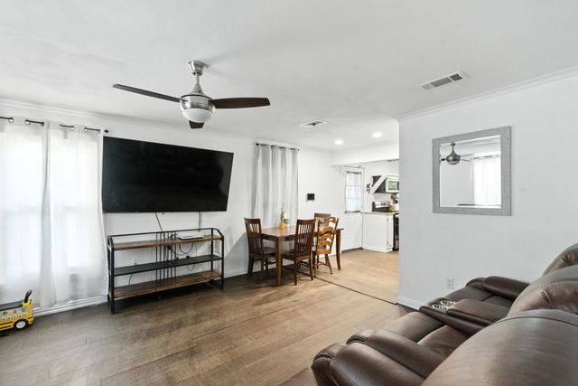 116 W 7th Street, Weatherford, TX 76086