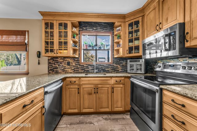 10 Cobblestone Court, Howell, NJ 07731