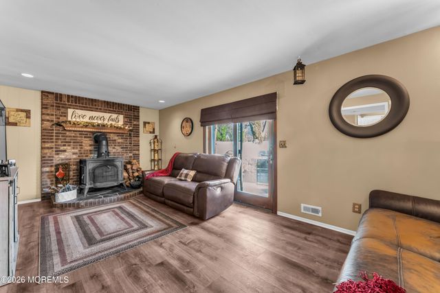 10 Cobblestone Court, Howell, NJ 07731