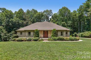 208 Arbor Lane, Hendersonville, NC 28791
