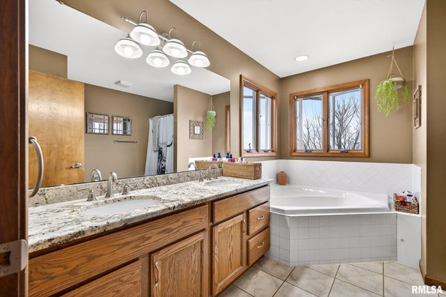 112 HEATHERVIEW Drive, East Peoria, IL 61611