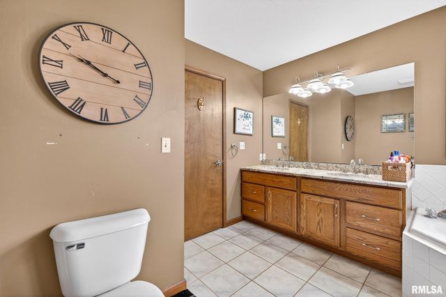 112 HEATHERVIEW Drive, East Peoria, IL 61611