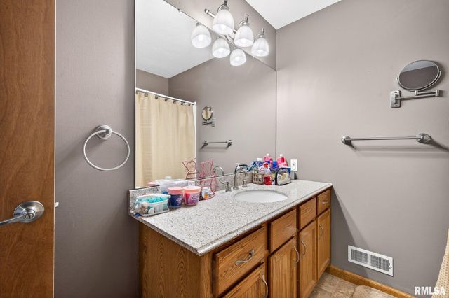 112 HEATHERVIEW Drive, East Peoria, IL 61611