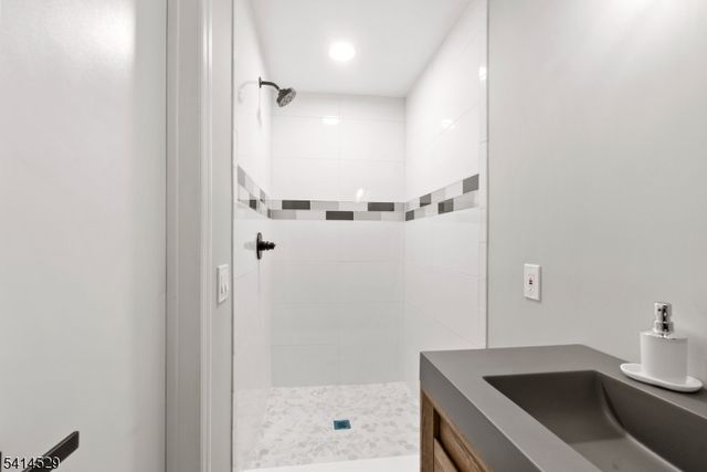 77 Chestnut Dr, Wayne Twp., NJ 07470