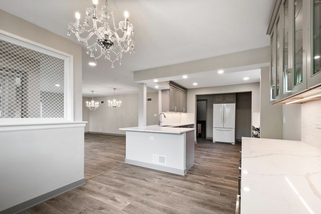 3001 W Chase Avenue, Chicago, IL 60645