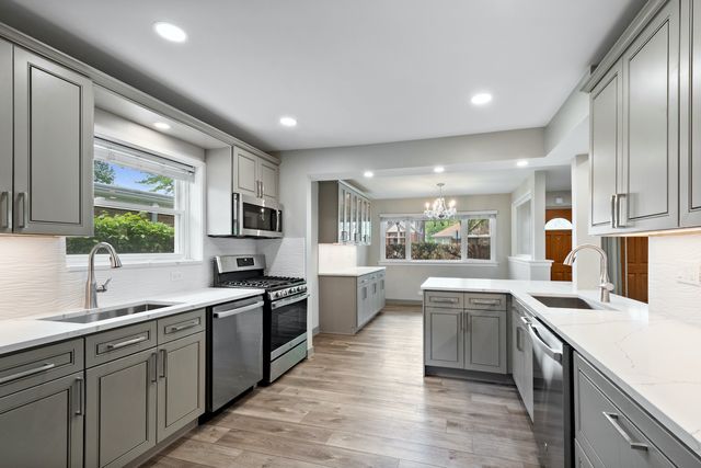 3001 W Chase Avenue, Chicago, IL 60645