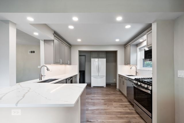 3001 W Chase Avenue, Chicago, IL 60645