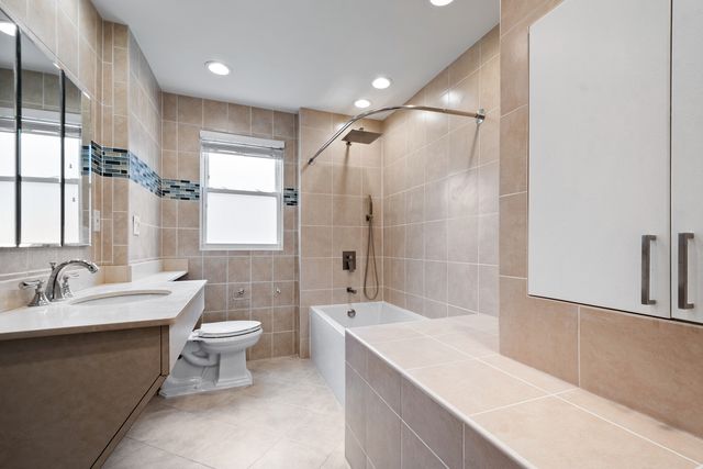 3001 W Chase Avenue, Chicago, IL 60645