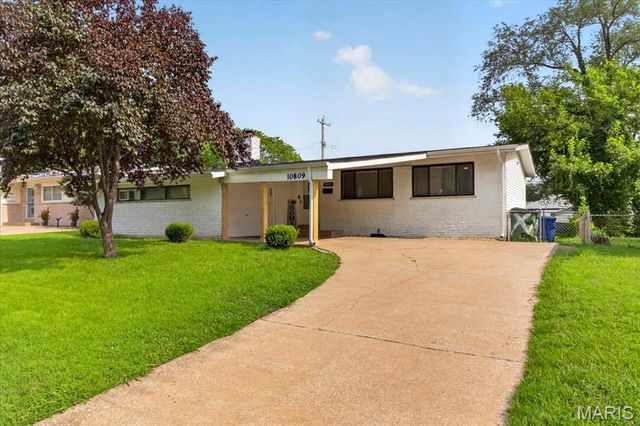10809 Ridgecrest Drive, St Ann, MO 63074