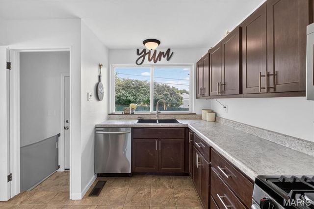 10809 Ridgecrest Drive, St Ann, MO 63074