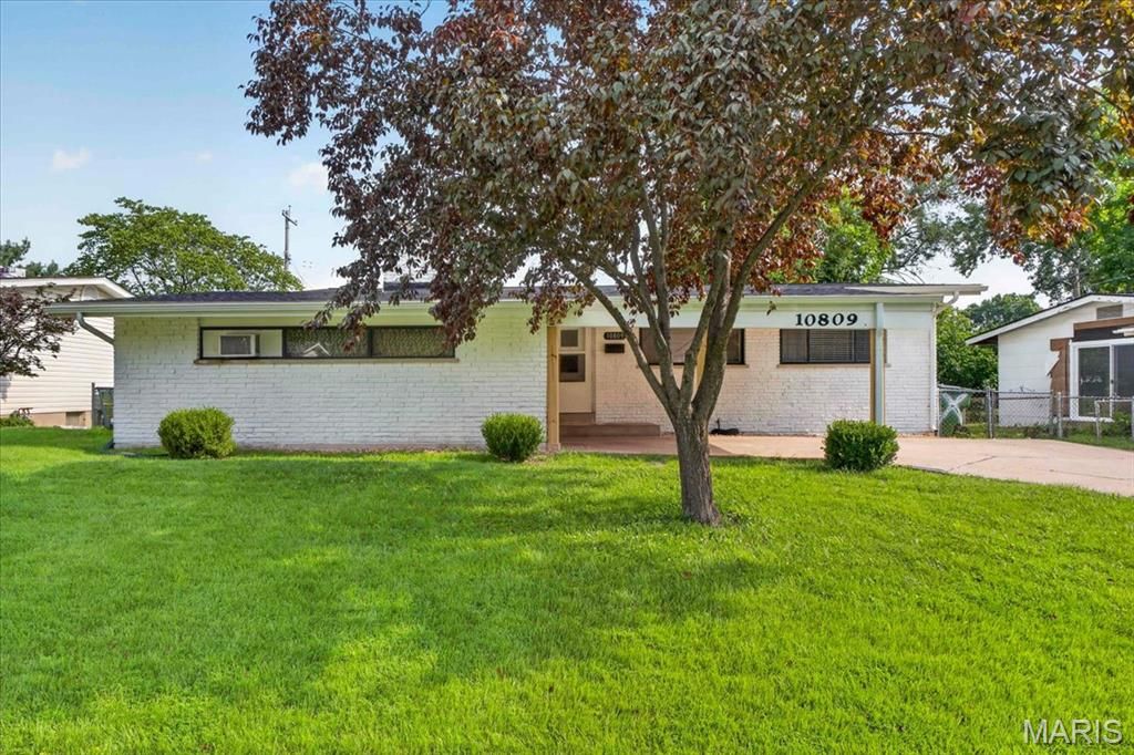 10809 Ridgecrest Drive, St Ann, MO 63074