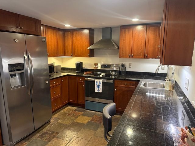 26 Summer 4, Marblehead, MA 01945