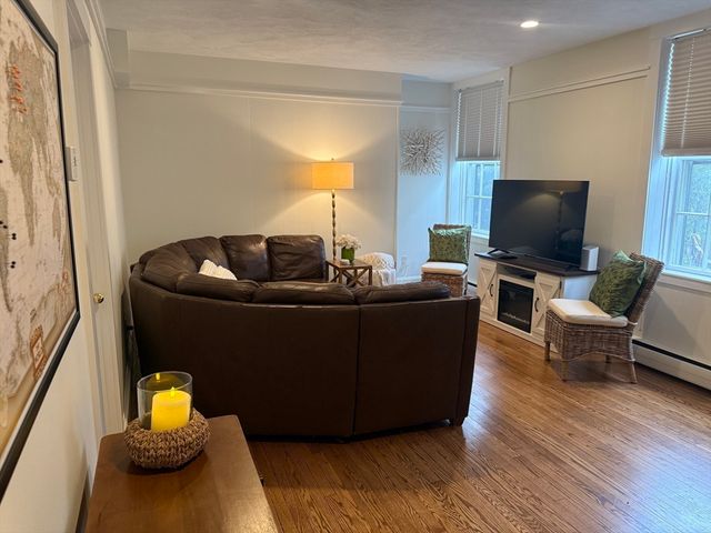 26 Summer 4, Marblehead, MA 01945