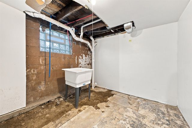 39 Cedarhurst Place, Detroit, MI 48203
