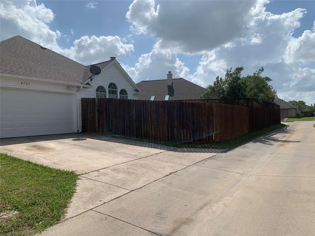 4725 Park Bend Drive, Fort Worth, TX 76137