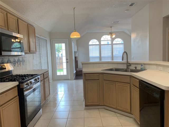 4725 Park Bend Drive, Fort Worth, TX 76137