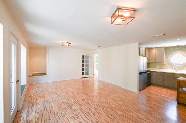 1 Lovers Lane 2, Dickinson, TX 77539