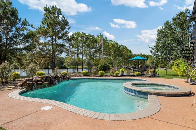 9822 Crestwater Circle, Magnolia, TX 77354