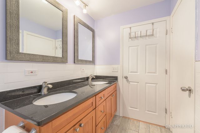 5942 W Addison Street 1, Chicago, IL 60634
