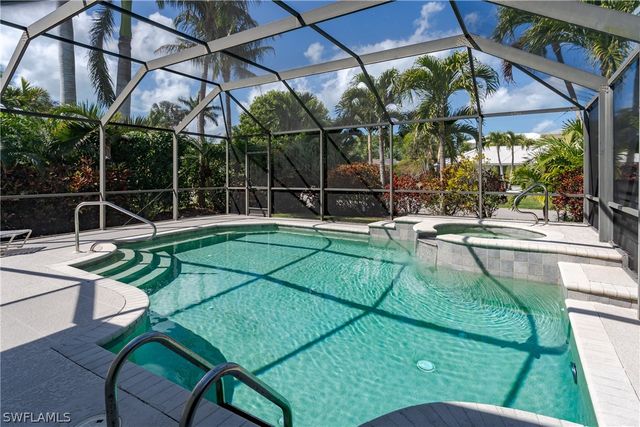 600 Parkview LN, Naples, FL 34103