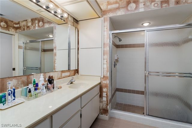 600 Parkview LN, Naples, FL 34103