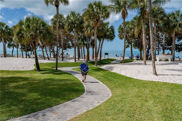 600 Parkview LN, Naples, FL 34103