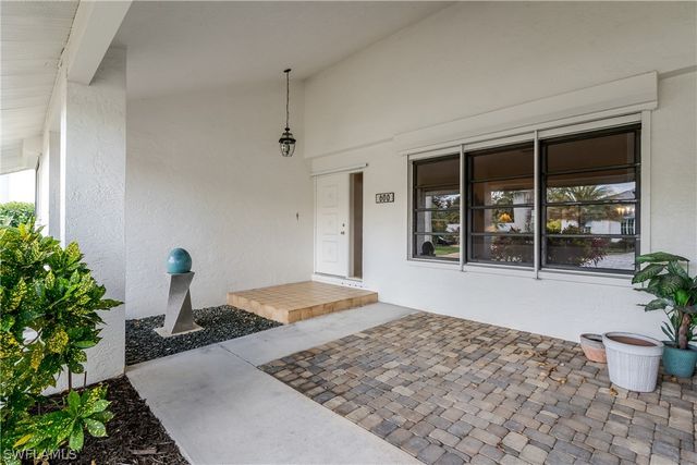 600 Parkview LN, Naples, FL 34103