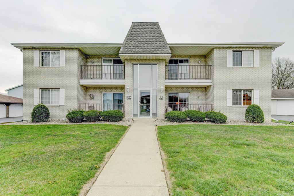 1315 Woodhollow Court, Schererville, IN 46375