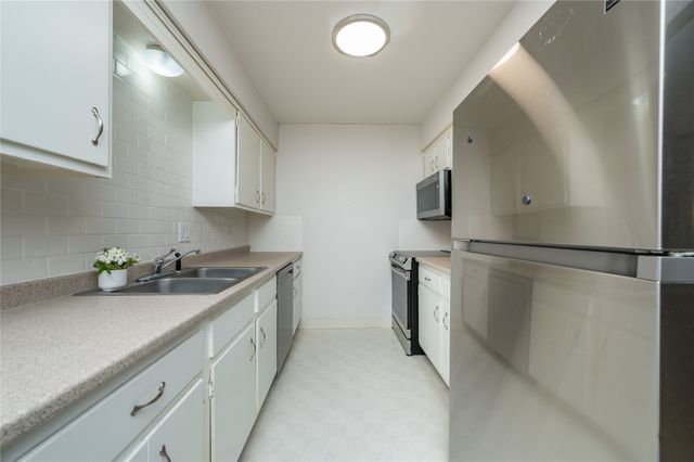 9547 University Avenue 23, Clive, IA 50325