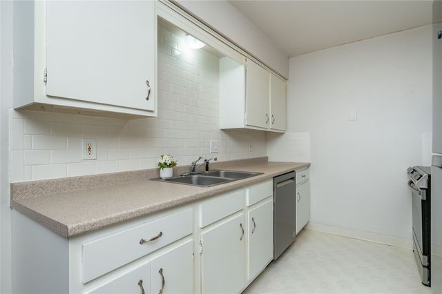 9547 University Avenue 23, Clive, IA 50325