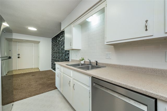 9547 University Avenue 23, Clive, IA 50325