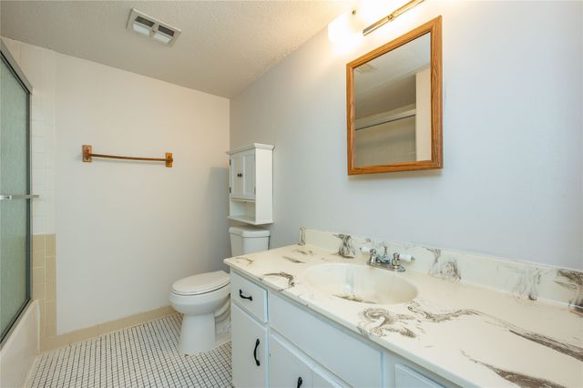 9547 University Avenue 23, Clive, IA 50325